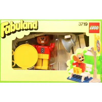 Bus Stop with Maximilian Mouse