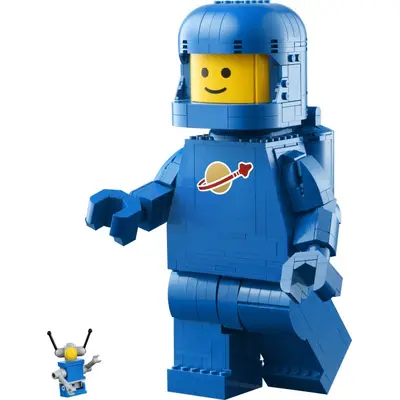 Powiększona minifigurka niebieskiego astronauty